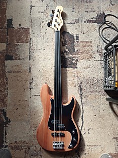 Гитара Squier Fender Precision bass, без ладовая